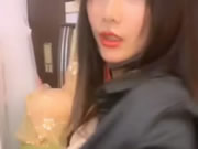 Châu Á cô gái chạm vào ngực của cô ấy và thủ dâm trên