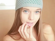 Cô gái tóc vàng dễ thương cám dỗ